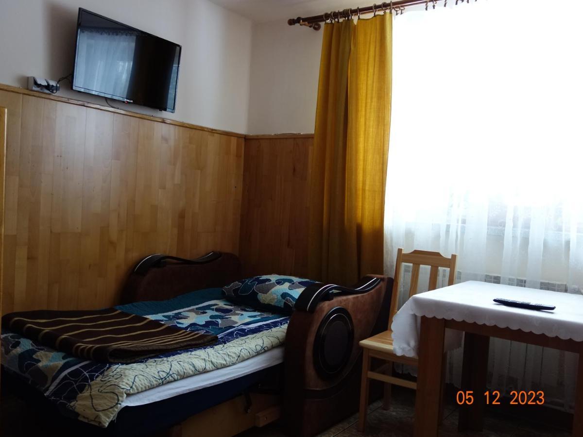 Dom Mlodziezowy W Polanie Apartment Serednie Male ภายนอก รูปภาพ